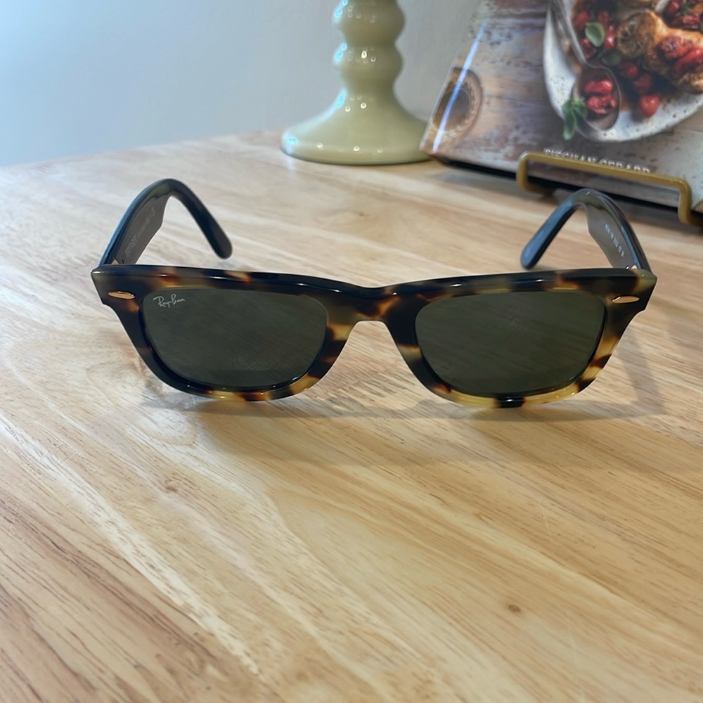 Ray ban wayfarer original. Tortoise front, black sides.